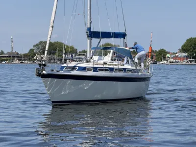 zeiljacht vooraan op het water