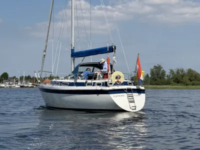 zeiljacht op rustig water met bemanning
