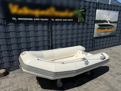 Opblaasbare rubberboot op parkeerplaats