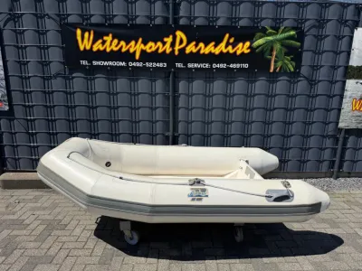 witte opblaasbare boot voor metalen hek