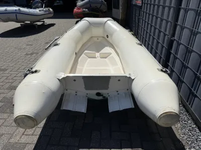 witte opblaasbare rib op parkeerplaats