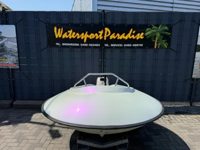 rond bootje op trailer voor showroommuur