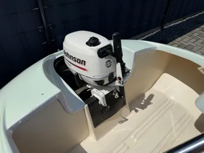 klein rond bootje met buitenboordmotor