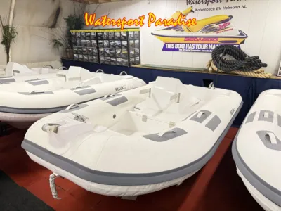 witte jetboot-bodies in showroom