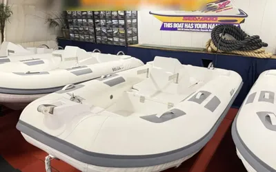 witte jetboot-body in showroom