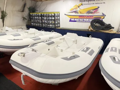 wit jetboot-body in showroom