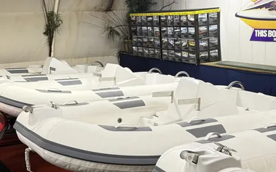 meerdere witte opblaasbare bootjes in showroom