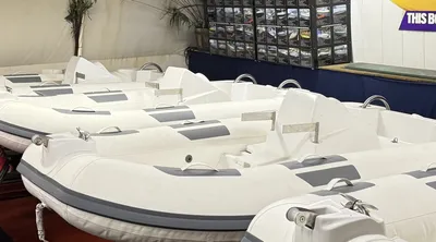 witte jetboot-bodys in binnenruimte