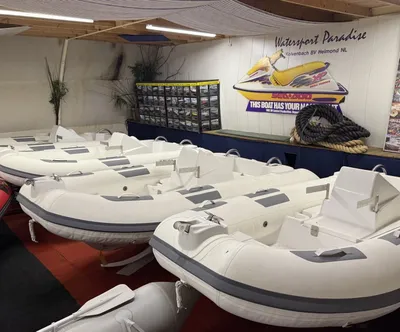meerdere opblaasbare bootlichamen in showroom