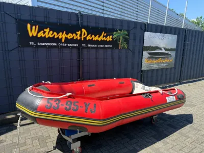rode rubberboot op bestrating