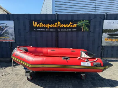 rode opblaasbare boot op parkeerplaats