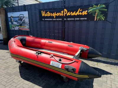 rode opblaasbare rubberboot op kade