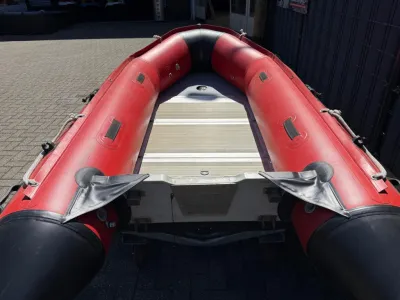 rode opblaasbare rubberboot op parkeerplaats