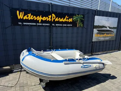grijze opblaasbare rubberboot op parkeerplaats