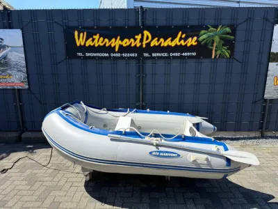 Opblaasbare rubberboot op parkeerplaats