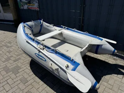 Opblaasbare rubberboot op stenen ondergrond