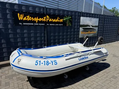 opblaasbare rubberboot op parkeerterrein