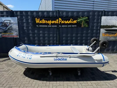 witte rubberboot op kar voor hek