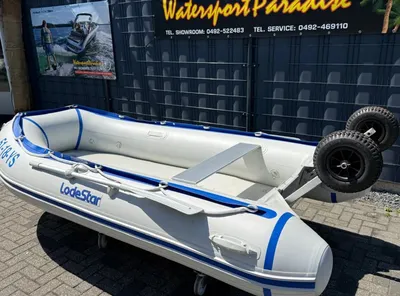 opblaasbare rubberboot op parkeerplaats