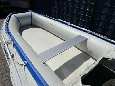 opblaasbare rubberboot op asfalt