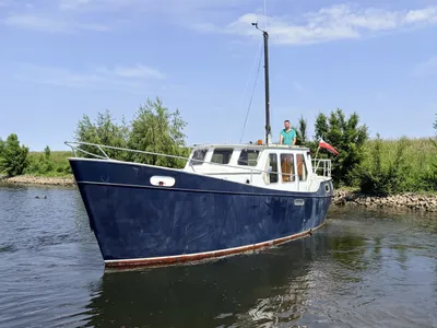 blauwe kotter in het water met persoon
