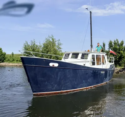 blauwe kotter op binnenwater bij oever