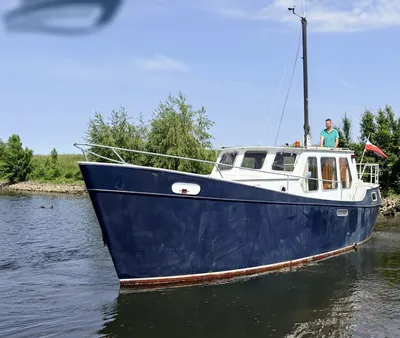 kotter op water bij oever met bemanning