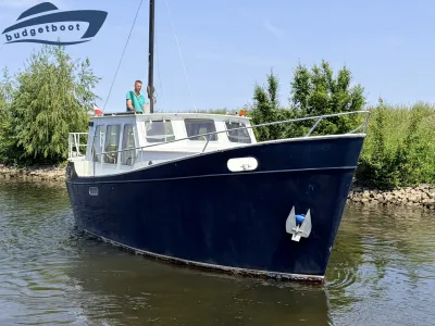 kotter op het water met bemanning