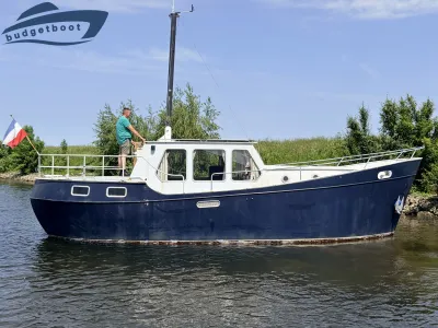 blauwe kotter op rustig water