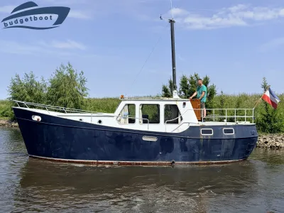 kotter op het water langs groene oever