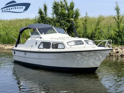 witte kajuitboot in rustig water