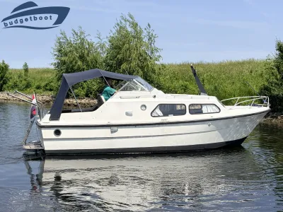 wit kajuitboot op rustig water