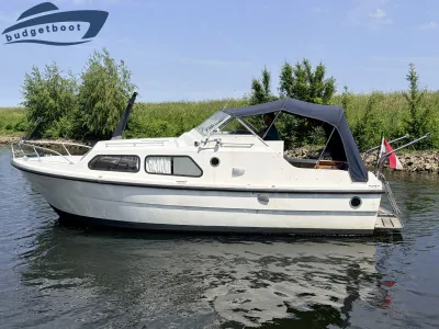 motorboot op het water met bimini en kajuit