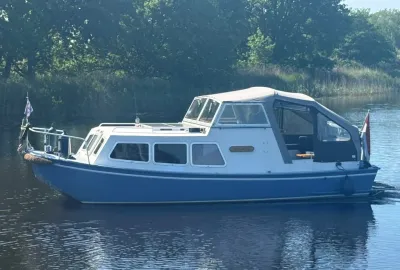 blauw-witte motorboot op stil water