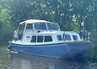 witte en blauwe motorboot op water