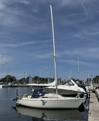 zeiljacht afgemeerd in een jachthaven