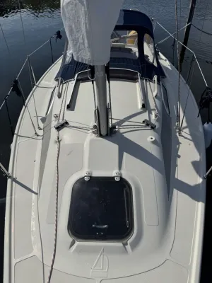 vooraanzicht dek en mast van zeilboot