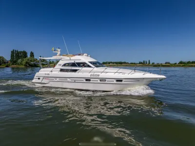witte motorboot op het water