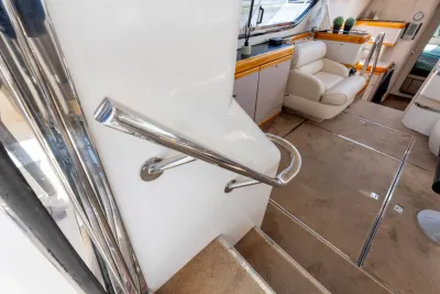 interieur met stoel, kast en trap van jacht