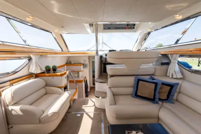 interieur jacht met salon en stuurstand