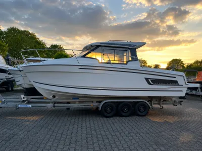 boot op trailer bij zonsondergang