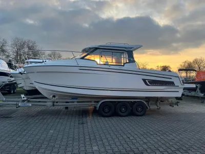 motorboot op trailer bij avondlucht
