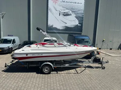 boot op trailer bij bedrijfsgebouw