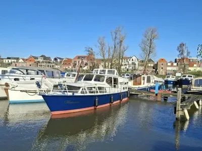 boot in een jachthaven