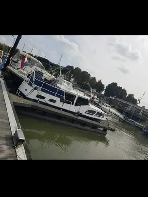 boot in ligplaats bij jachthaven