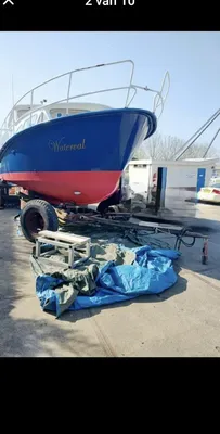 blauwe boot op trailer in droge haven