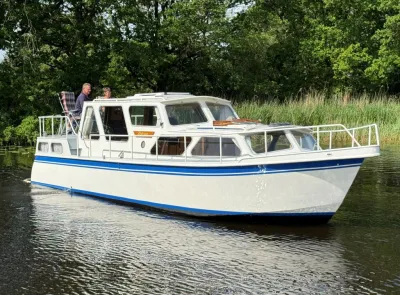 witte kruiser op rustige rivier