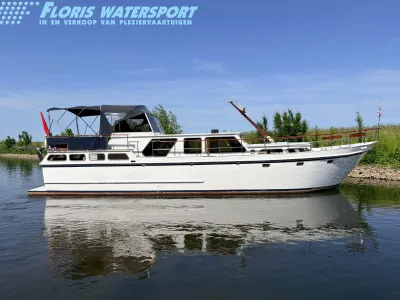 wit motorjacht aangemeerd op water