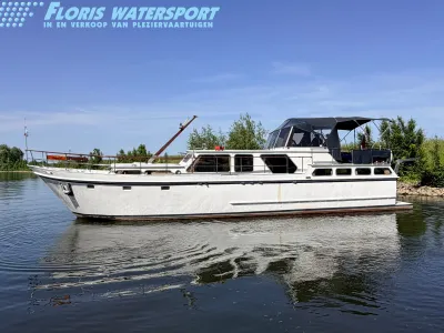 wit motorjacht op rustig water
