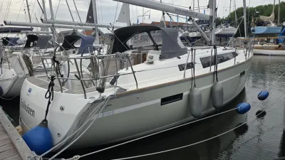 zeiljacht aan de steiger in jachthaven
